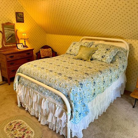 Pansy'S Parlor Bed & Breakfast Golden Exterior photo