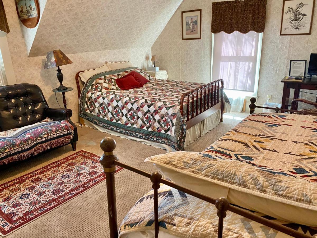 Pansy'S Parlor Bed & Breakfast Golden Exterior photo
