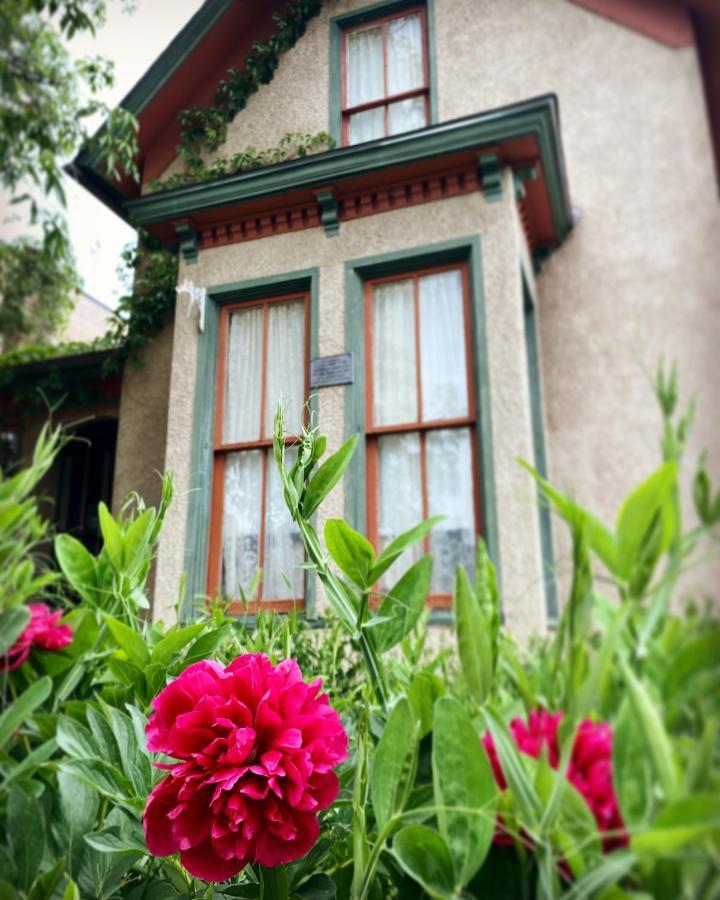 Pansy'S Parlor Bed & Breakfast Golden Exterior photo