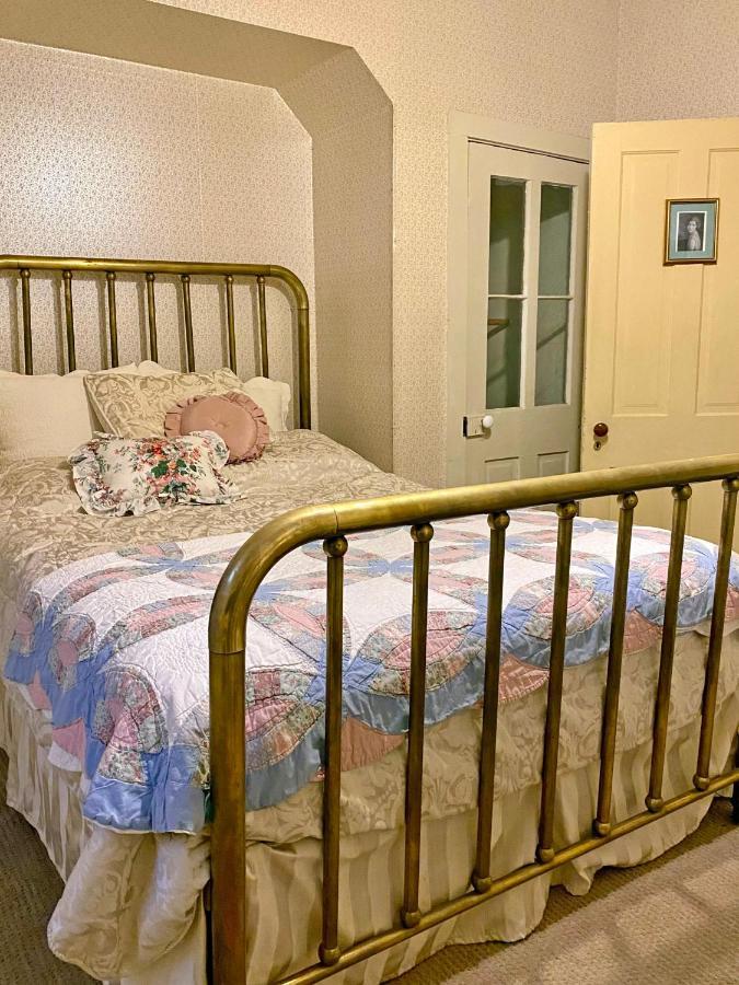 Pansy'S Parlor Bed & Breakfast Golden Exterior photo