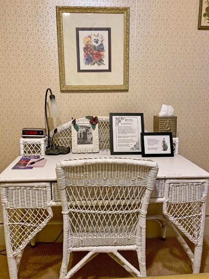 Pansy'S Parlor Bed & Breakfast Golden Exterior photo