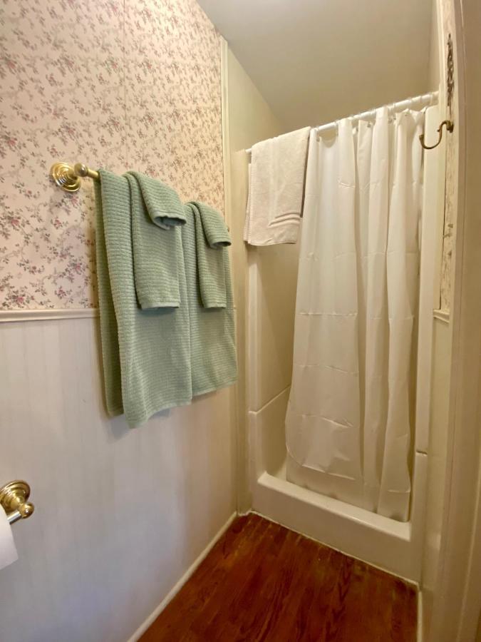 Pansy'S Parlor Bed & Breakfast Golden Exterior photo