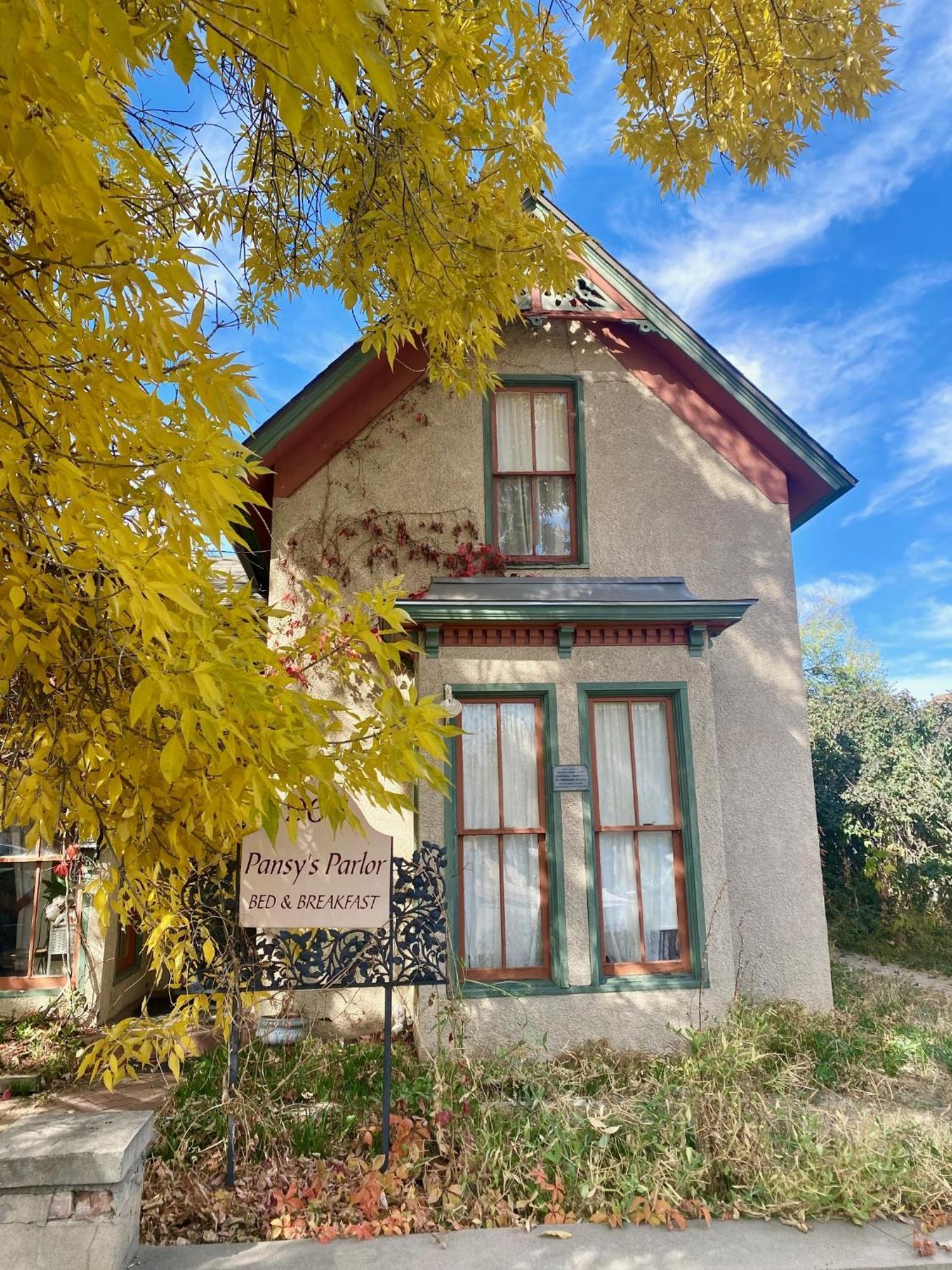 Pansy'S Parlor Bed & Breakfast Golden Exterior photo