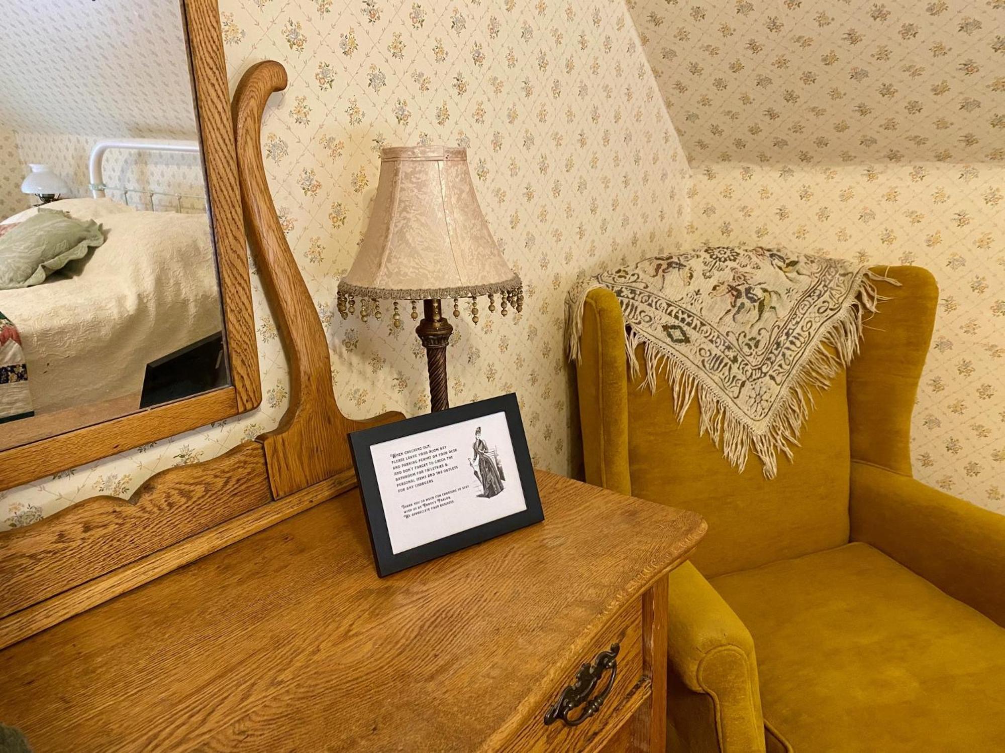 Pansy'S Parlor Bed & Breakfast Golden Exterior photo